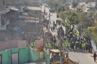 धोबीखोला किनारमा चल्यो महानगरको डोजर