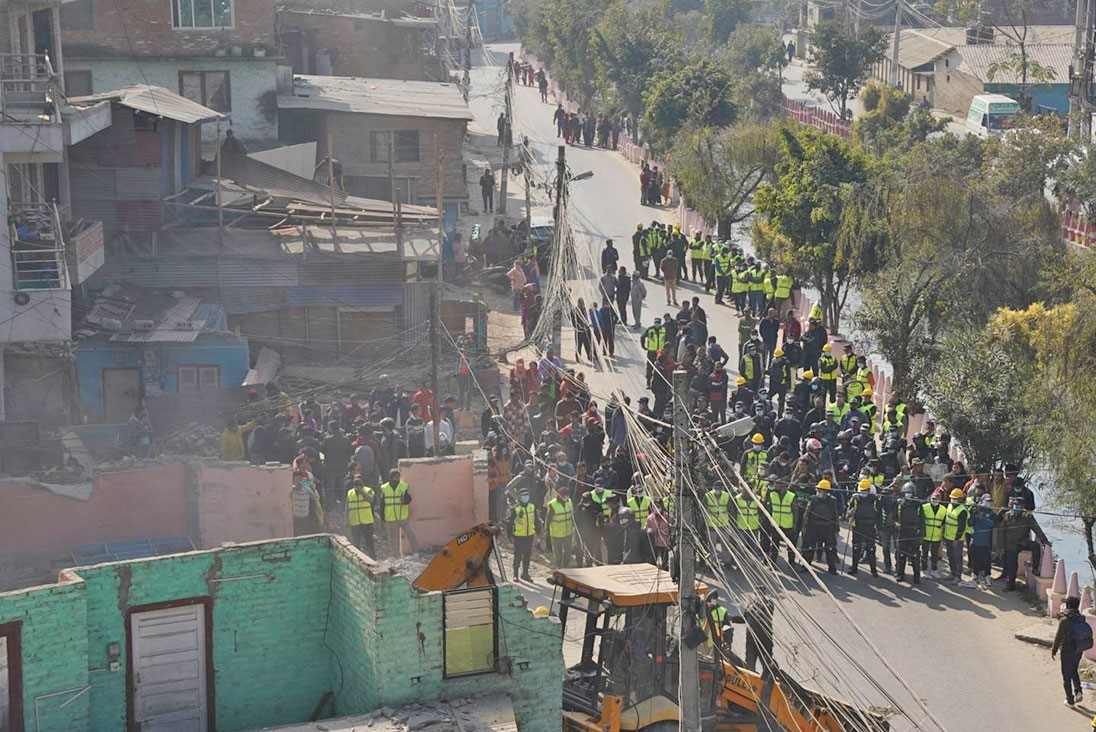 धोबीखोला किनारमा चल्यो महानगरको डोजर