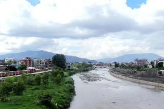रुद्रमती नदी किनार दायाँबायाँ मिचिएका सार्वजनिक जग्गाकाे खाेजी गरिँदै