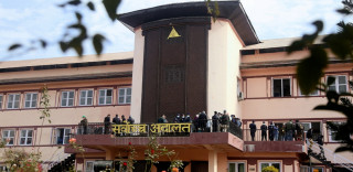 प्रचण्डले लिन लागेको विश्वासको मत रोक्न माग गर्दै सर्वोच्चमा रिट