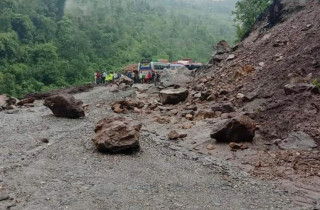 पहिरोले गर्दा कर्णाली राजमार्ग अवरुद्धः पहिरोमै जिप फस्यो