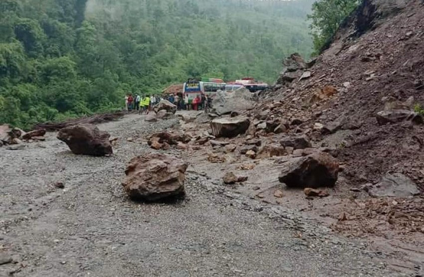 पहिरोले गर्दा कर्णाली राजमार्ग अवरुद्धः पहिरोमै जिप फस्यो