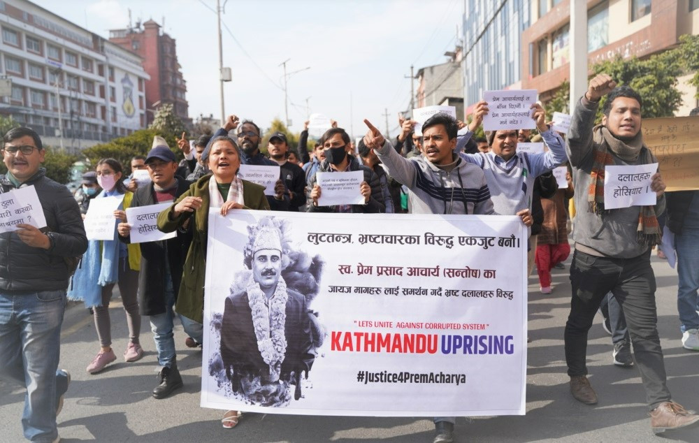 संसद् भवन अगाडि आत्मदाह गरेका प्रेमप्रसादलाई न्याय माग्दै प्रदर्शन