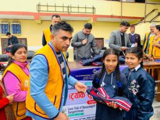 चितवनमा लायन्स क्लवले गरे न्यानो कपडा बितरण