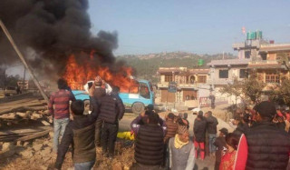 काभ्रेमा बसको ठक्करबाट बालिकाको मृत्यु, बीपी राजमार्ग बन्द, स्थानियले बस नै जलाए
