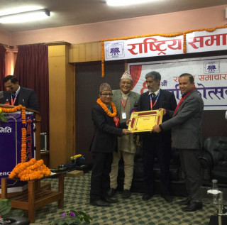 रासस पत्रकारिता पुरस्कारबाट वरिष्ठ सम्पादक सापकोटा पुरस्कृत 