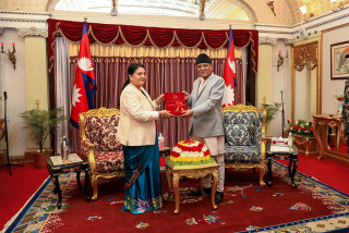 प्रधानमन्त्रीले राष्ट्रपति समक्ष बुझाए उपलब्धिसहितको वार्षिक प्रतिवेदन