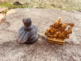 भगवान् शिवको कलात्मक मूर्ति र शिवलिंग भेटिएपछि स्थानिय हर्षित, मन्दिर नबन्दा भने दुःखी