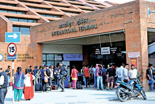 २० हजार डलरसहित दुई जना पक्राउ