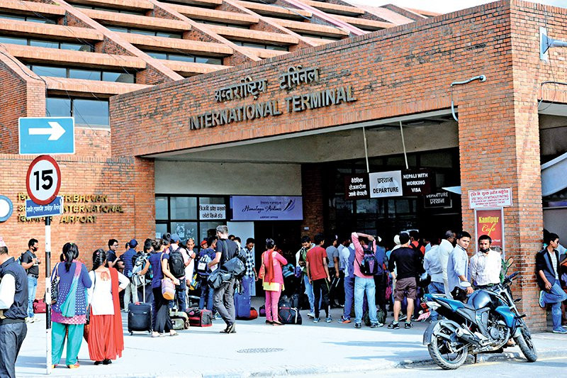 २० हजार डलरसहित दुई जना पक्राउ