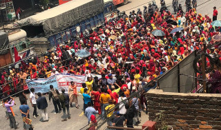 मुग्लिनमा राजमार्ग नै अवरुद्ध गरेर धर्ना दिने लघुवित्त पीडित र प्रहरीबीच झडप