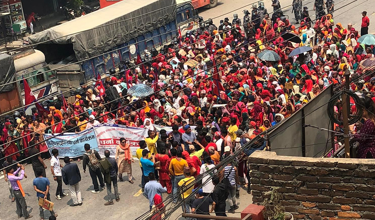 मुग्लिनमा राजमार्ग नै अवरुद्ध गरेर धर्ना दिने लघुवित्त पीडित र प्रहरीबीच झडप
