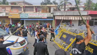विराटनगरमा प्रदेश नामाकरणविरद्धको आन्दोलनमा झडप, प्रहरीले हान्यो लाठी र अश्रुग्यास