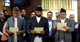 रवि र स्वर्णीमले लिए सपथ, उपेन्द्र सहभागी नै भएनन्