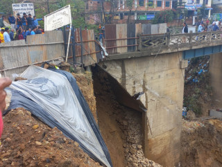 पुल भासिएपछि पृथ्वी राजमार्ग दुईतर्फी बन्द