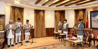 नवनियुक्त तीन मन्त्रीले लिए शपथ