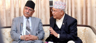 शरणार्थी प्रकरणले बाक्लियो प्रचण्ड र ओलीको भेटः टोपबहादुरलाई नफसाइदिन फकाउँदै ओली
