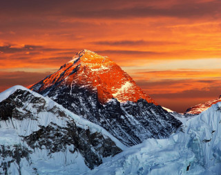 सगरमाथामा हिउँ घट्दै, उचाई नै घट्न सक्ने जोखिम