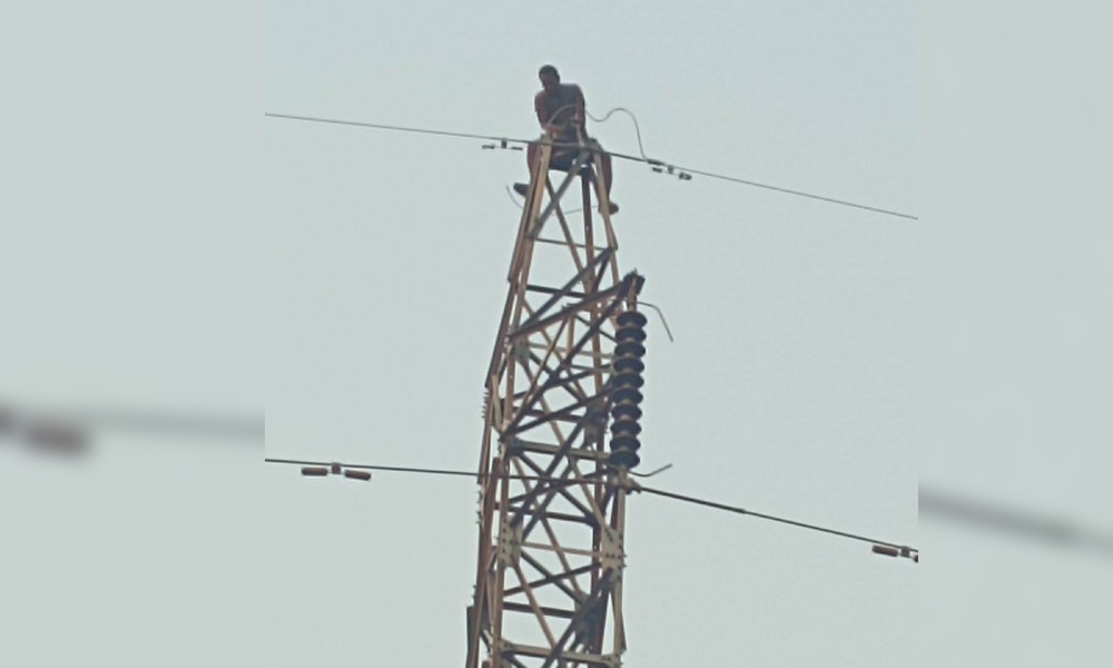 मोरङ्मा  १ युवा झण्डै ७ घण्टादेखि विद्युत हाइटेन्सन लाइनमा