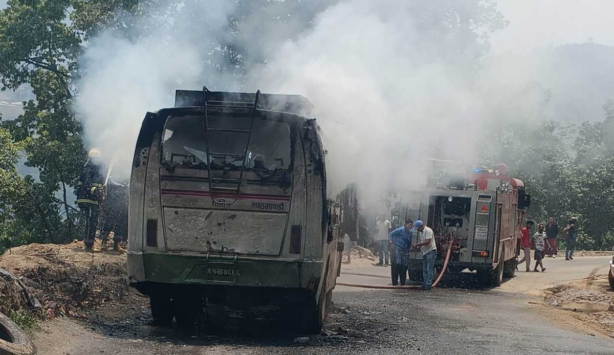 धादिङमा गुडिरहेको बसमा आगलागी