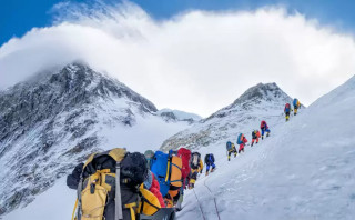 सगरमाथा आरोहण गर्ने क्रममा ११ जनाको मृत्यु