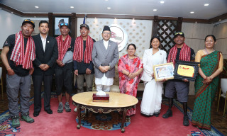 दुवै खुट्टा गुमाएर पनि सगरमाथा चढेका हरि बुढामगरलाई सभामुख र उपसभामुखको सम्मान