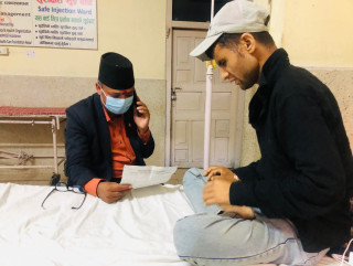 डोटीका दृष्टिविहीन लालबहादुर बोहरा बिरामी अवस्थामा काठमाडौंमा अलपत्र