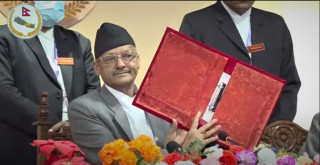 नीति तथा कार्यक्रम पढ्न पुगेका प्रदेश प्रमुखलाई मुख्यमन्त्रीले रित्तो फाइल दिएपछि...