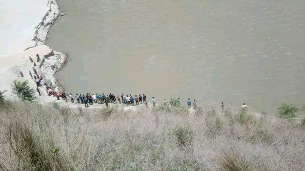 सुनकोशी नदीमा जीप खस्दा तीन जना बेपत्ता