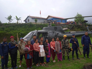 पाँचथरमा बाढी पहिरोमा फसेका १२ जनाको  हेलिकप्टरमार्फत उद्धार