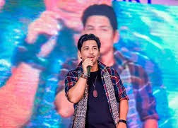 गायक प्रकाश सपुतमाथी स्टेजमै बोतल प्रहार