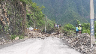 नारायणगढ-मुग्लिन सडक पुनः पहिरो खसेर दुईतर्फी अवरुद्ध