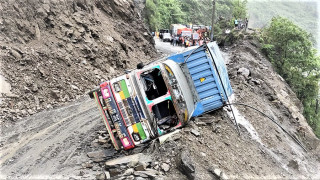 नारायणगढ–मुग्लिन सडक पुनः अवरुद्ध, पहिरो झरेको स्थानमा ट्रक पल्टियो