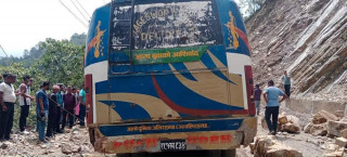 राप्ती राजमार्गमा गुडिरहेको बसमा करेन्ट लाग्यो,२ जनाको मृत्यु, १९ जना घाइते