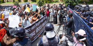 मिटरब्याजविरूद्धको कानुन पारित गर्न माग गर्दै पीडितहरुको प्रदर्शन
