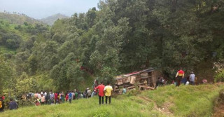 बैतडीमा बस दुर्घटना हुँदा १८ जना घाइते, ६ गम्भीर