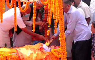 धर्मपत्नी सीतालाई प्रचण्डले आँफै दिए दागबत्ती