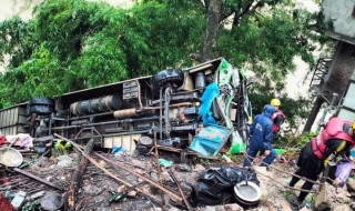 मुग्लिन सडकखण्डमा बस दुर्घटना हुँदा १९ यात्रु घाइते