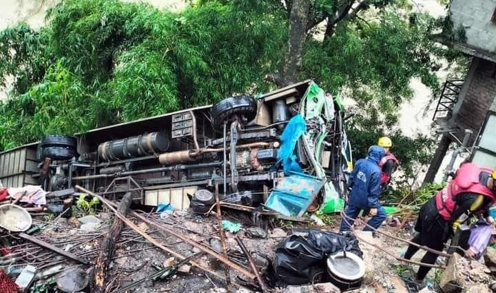 मुग्लिन सडकखण्डमा बस दुर्घटना हुँदा १९ यात्रु घाइते