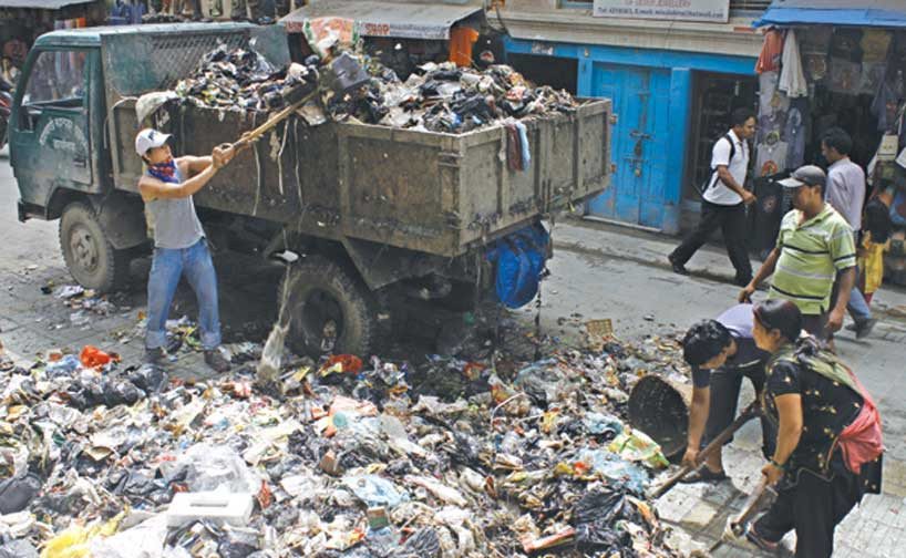 उपत्यकाको फोहोर बञ्चरेडाँडामा व्यवस्थापन गर्न नुवाकोट र धादिङका स्थानीयले गरे अवरोध