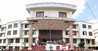 एक हातमा राष्ट्रपति अर्को हातले प्रधानमन्त्रीलाई विश्वासको मत गरेका हौंः पूर्णबहादुर खड्का
