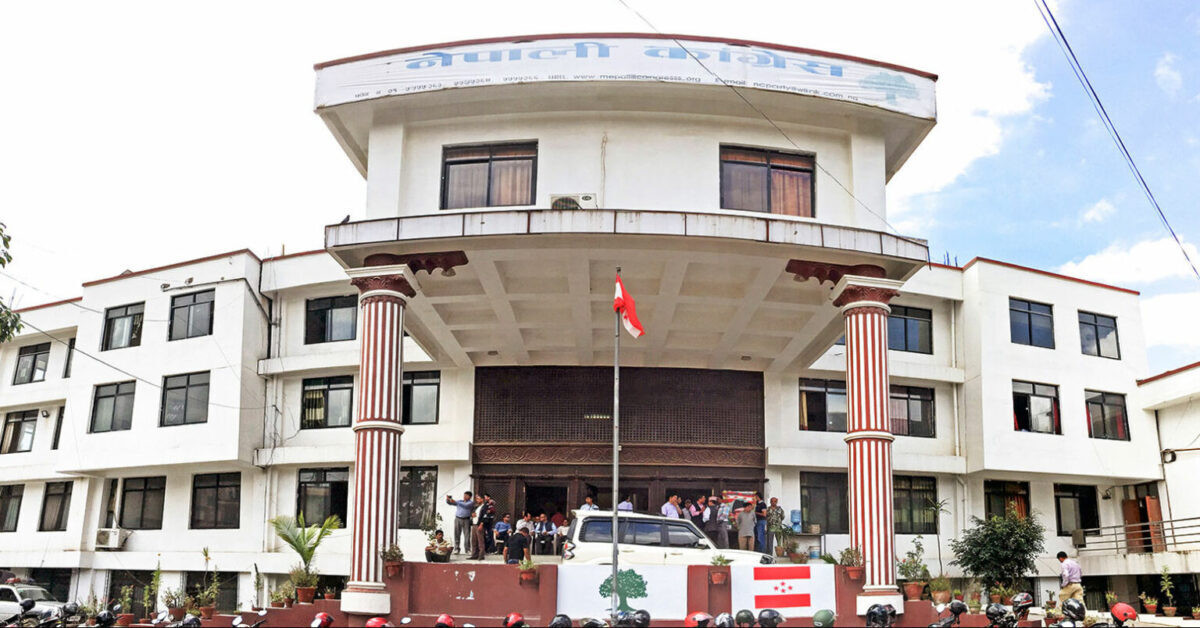 एक हातमा राष्ट्रपति अर्को हातले प्रधानमन्त्रीलाई विश्वासको मत गरेका हौंः पूर्णबहादुर खड्का