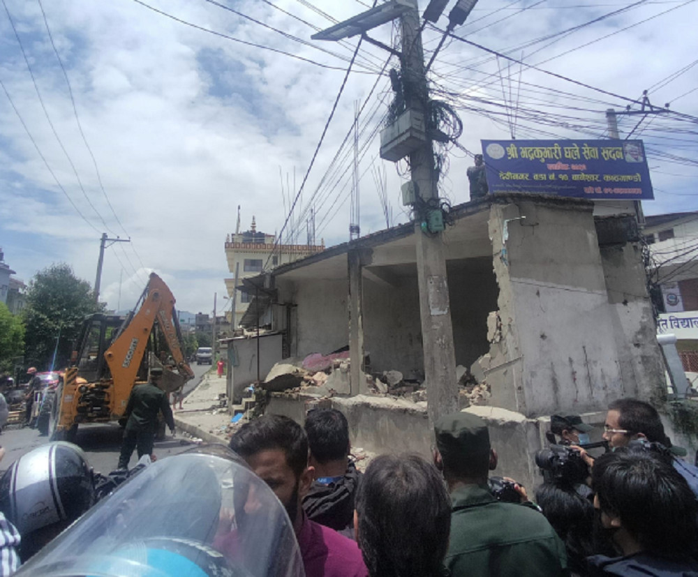 भद्रकुमारी घले सेवा सदनको संरचनामा महानगरको डोजर चल्यो