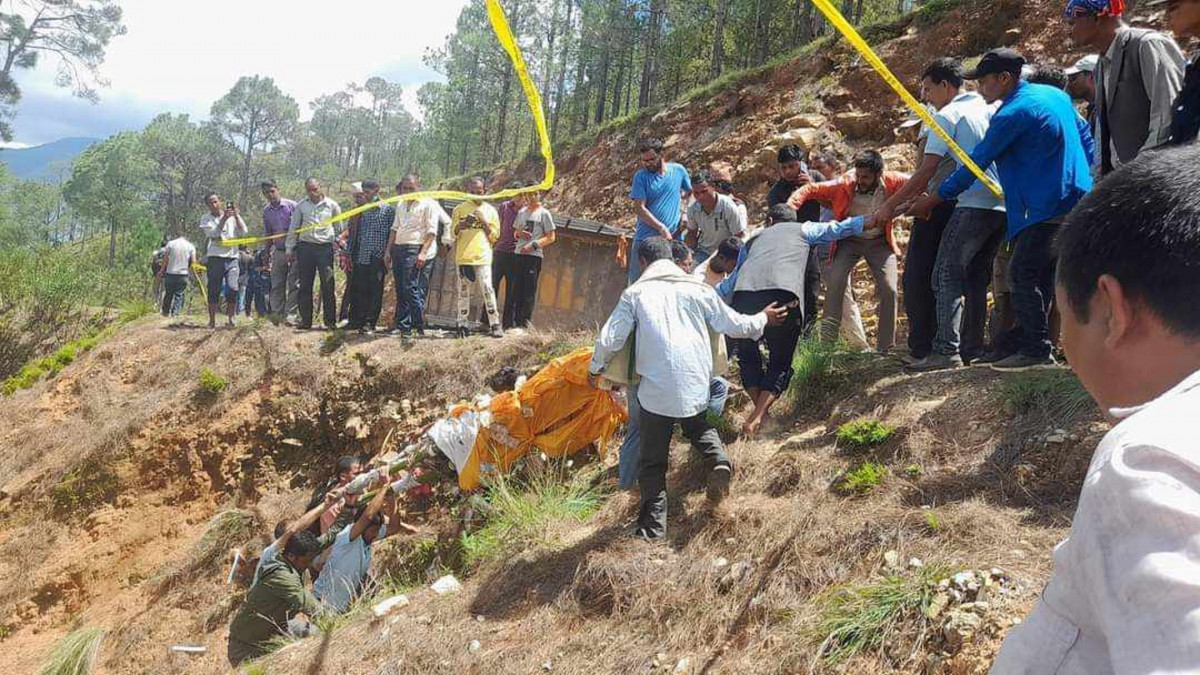 अछाममा मलामी बोकेको ट्र्याक्टर दुर्घटना, १ जनाको मृत्यु ३४  घाइते