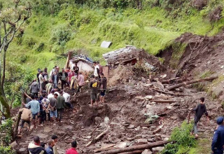 बैतडीमा पहिरोले घर पुर्दा आमा छोराको मृत्यु