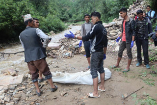रोल्पामा खोलाले बगाउदा एक जनाको मृत्यु