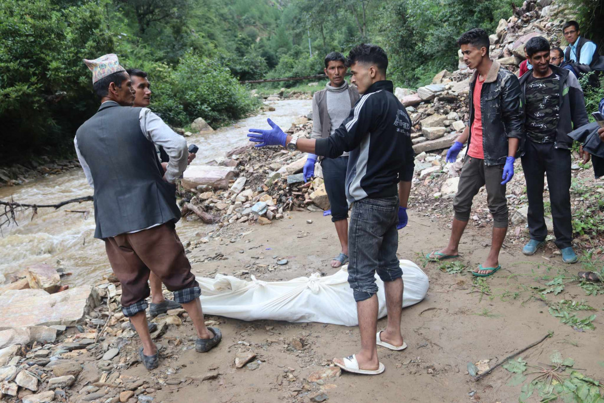 रोल्पामा खोलाले बगाउदा एक जनाको मृत्यु