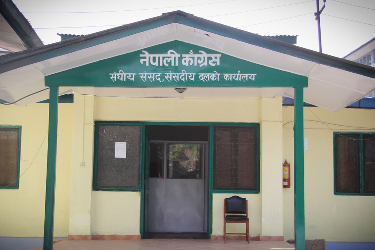 खाँणबारे सहमती खोज्न बैठकअघि कांग्रेस नेताहरू सुटुक्क छलफलमा
