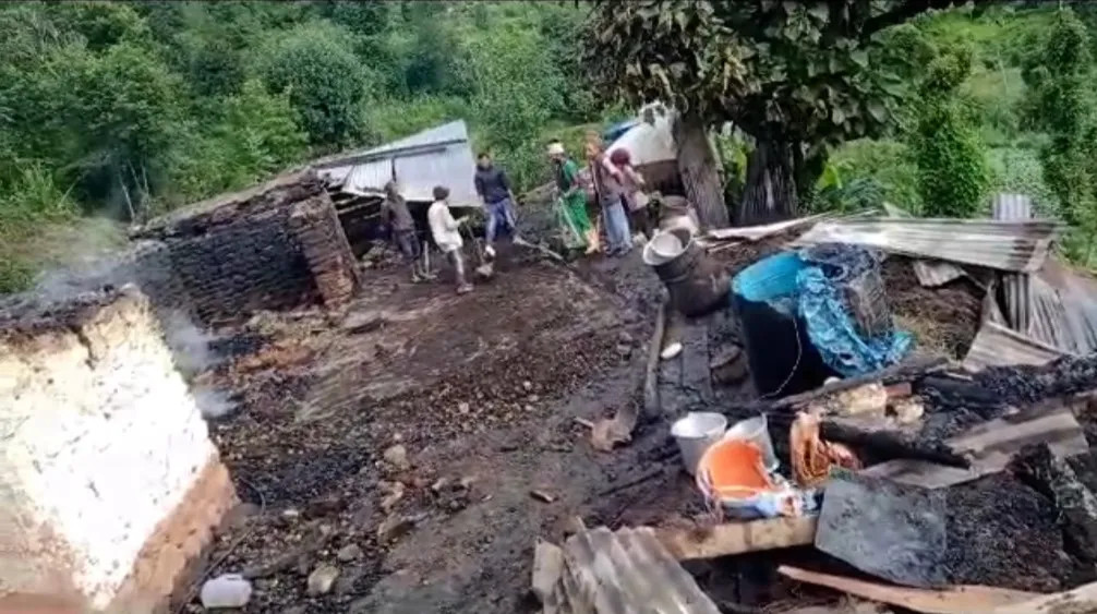 यी युवा हुन्, तेह्रथुममा आफ्नै घरमा आगो लगाउने