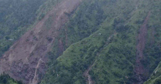 बागलुङको बिसौनामा वृद्ध दम्पती घरसहित पहिरोमा पुरिए